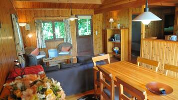 Comfort Chalet, 2 Bedrooms | In-room dining