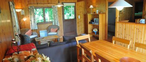 Chalé conforto, 2 quartos | Opções para refeição no quarto