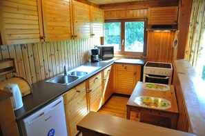 Comfort Chalet, 2 Bedrooms | Private kitchen | Fridge, oven, stovetop, coffee/tea maker - Trou du Renard (Somme-Leuze)