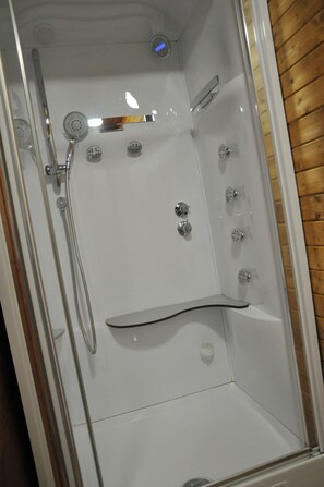 Comfort Chalet, 4 Bedrooms | Bathroom shower