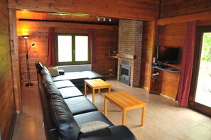 Comfort Chalet, 4 Bedrooms | Living room | Flat-screen TV, DVD player - Unité (Houyet)
