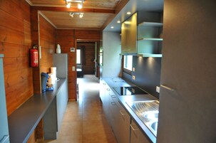 Chalet Confort, 4 habitaciones | Cocina privada | Frigorífico, microondas, placa de cocina y lavavajillas