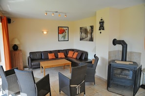Comfort House, 5 Bedrooms | Living room