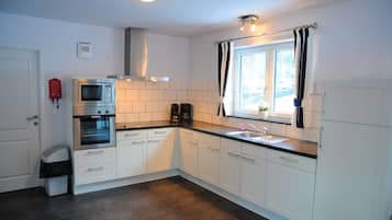 Comfort huis, 4 slaapkamers | Privékeuken | Een koelkast, een microgolfoven, een oven, een kookplaat