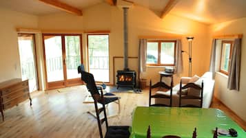 Comfort chalet, 2 slaapkamers | Dineren op de kamer