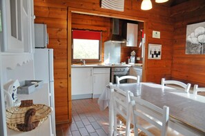 Comfort Chalet, 2 Bedrooms | In-room dining