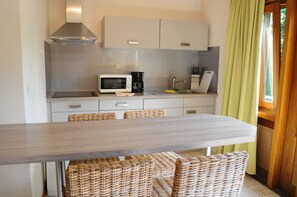 Comfort Chalet, 2 Bedrooms | In-room dining - Zen-it (Hastiere)