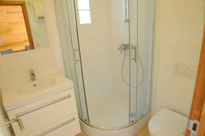 Comfort Chalet, 2 Bedrooms | Bathroom | Shower - Zen-it (Hastiere)