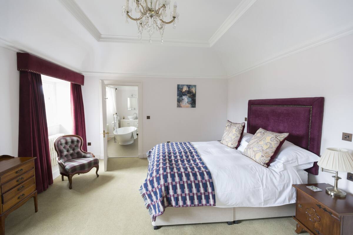 East Wing (4 Bedrooms) | Iron/ironing board, cribs (free), WiFi (free), bed sheets