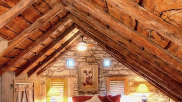 Phòng phong cách lãng mạn, nhiều giường, không hút thuốc (Katherine's Attic) | Bộ đồ giường cao cấp, trang bị nội thất với thiết kế riêng biệt