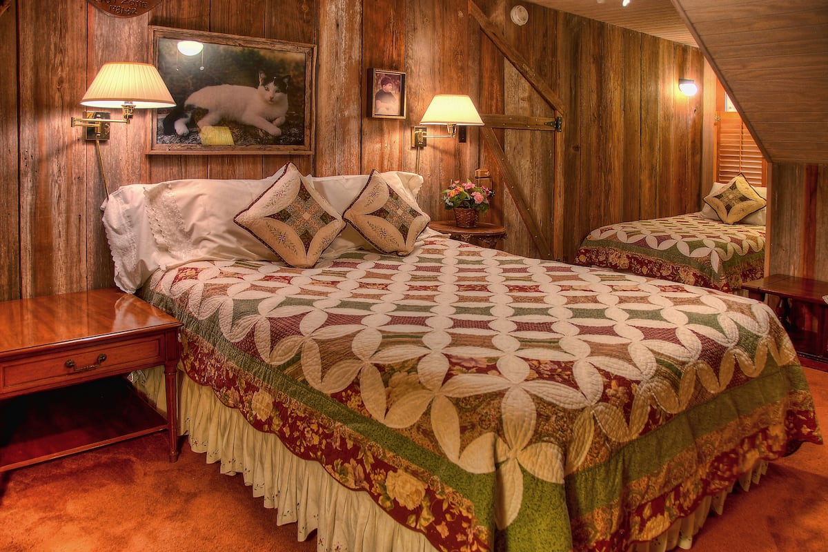Habitación Deluxe, varias camas, no fumadores (Guilbeau) | Ropa de cama de alta calidad y espacio para trabajar con un portátil