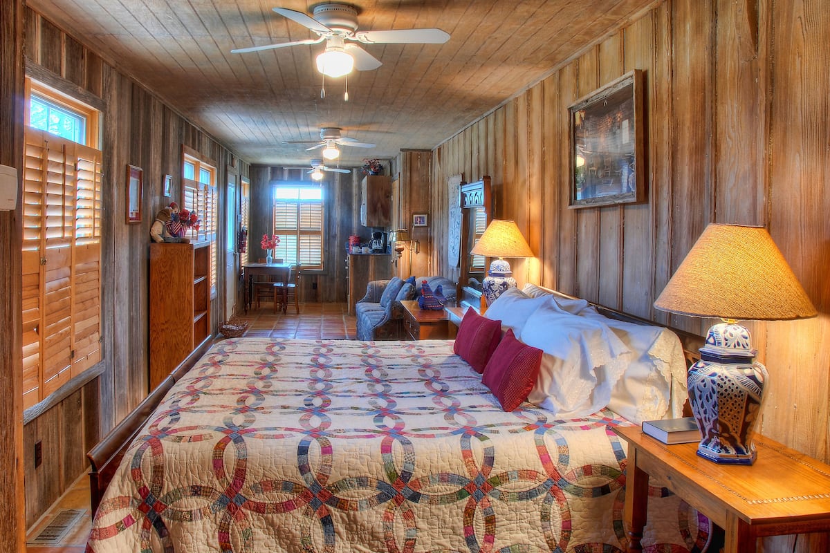 Habitación panorámica, 1 cama de matrimonio grande, no fumadores (Porch Room) | Ropa de cama de alta calidad y espacio para trabajar con un portátil