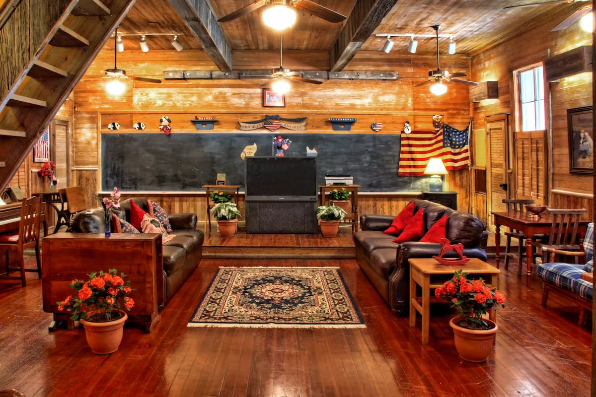 Suite de lujo, varias camas, no fumadores (Danville School Suite) | Sala de reuniones
