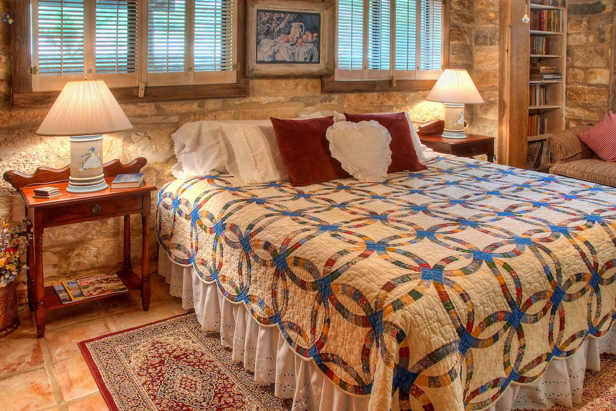 Business Single Room, 1 King Bed, Non Smoking, Private Bathroom (Kuebler's Kastle) | Premium bedding, individually furnished, laptop workspace
