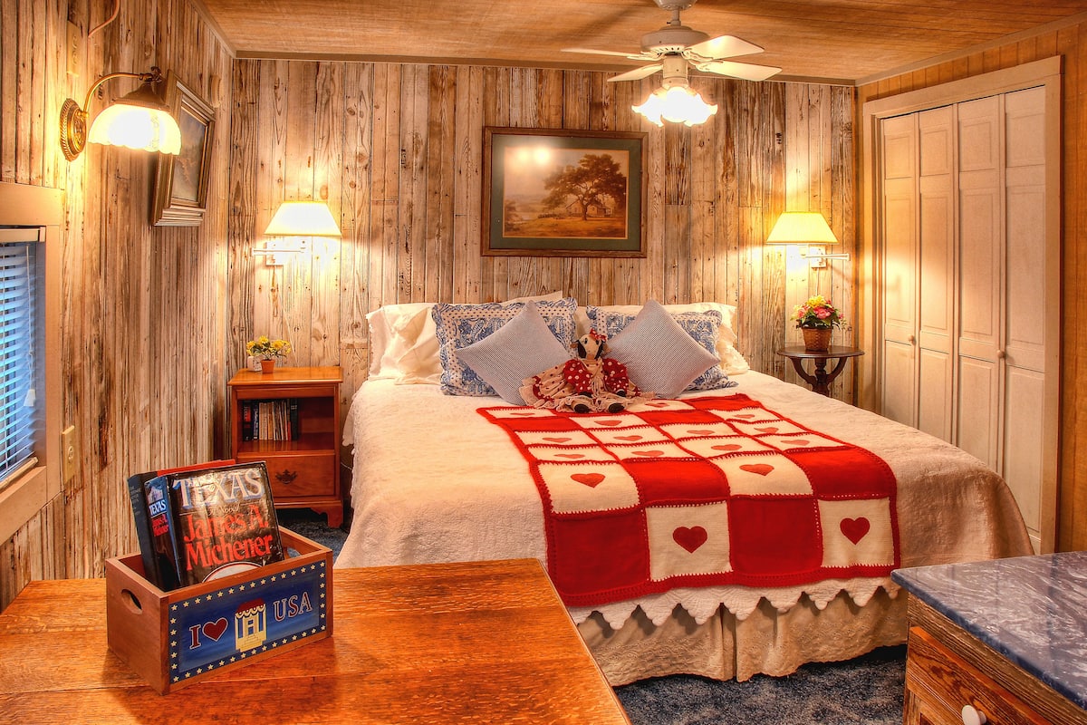 Economy Room, 1 King Bed, Non Smoking (Room with a View) | Premium bedding, individually furnished, laptop workspace