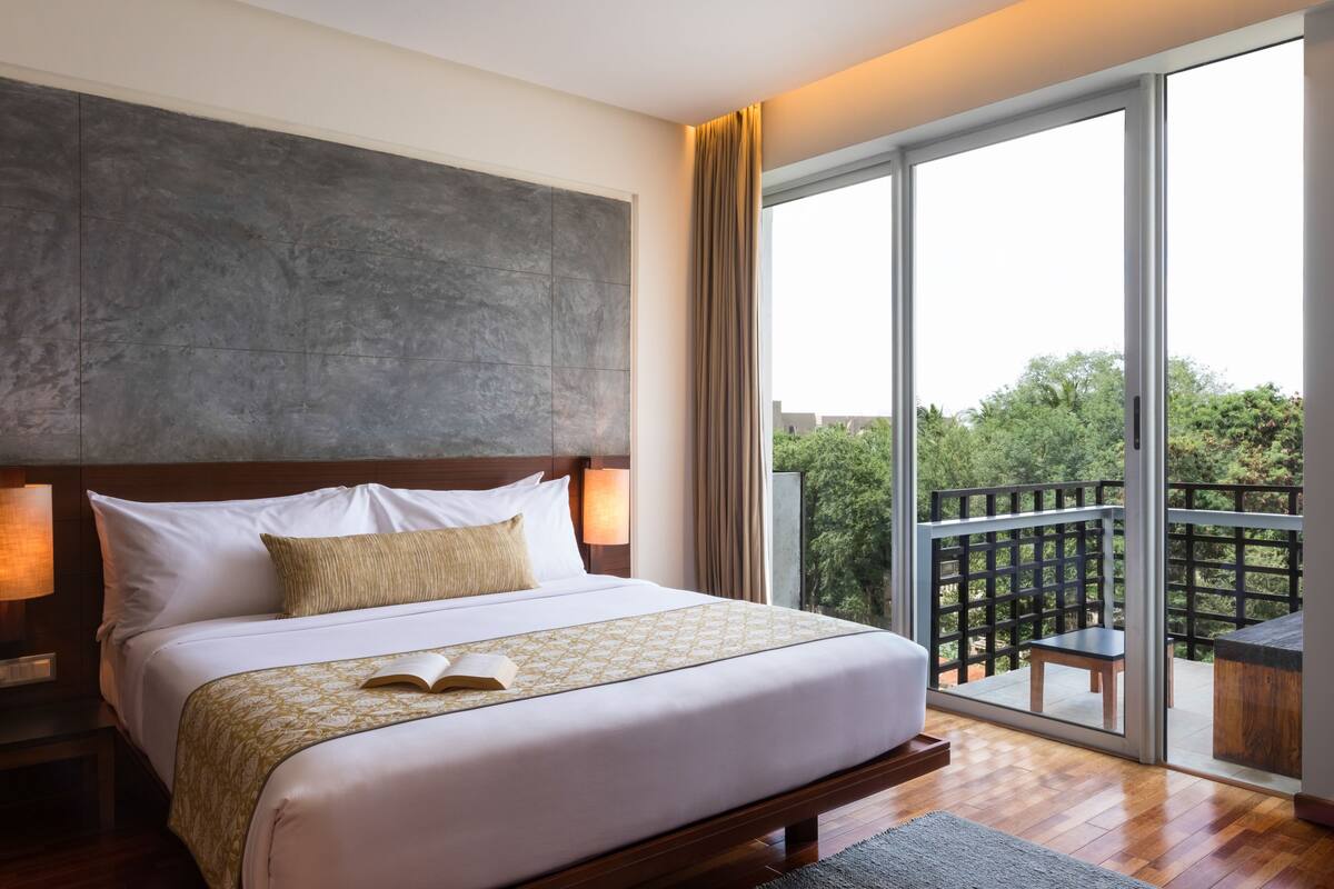 1 bedroom, Egyptian cotton sheets, premium bedding, down comforters