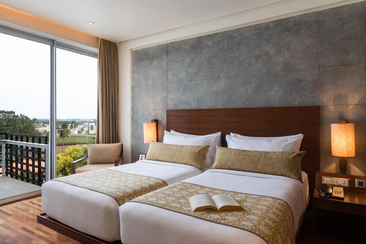1 bedroom, Egyptian cotton sheets, premium bedding, down comforters
