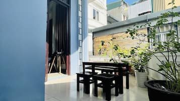 Family Room | Desk, free WiFi