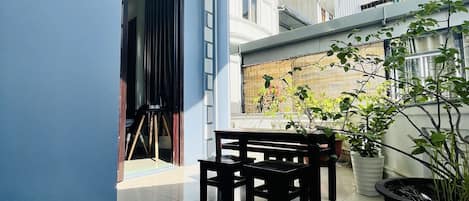 Family Room | Desk, free WiFi