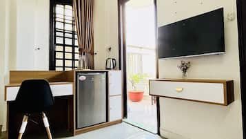 Family Room | Desk, free WiFi