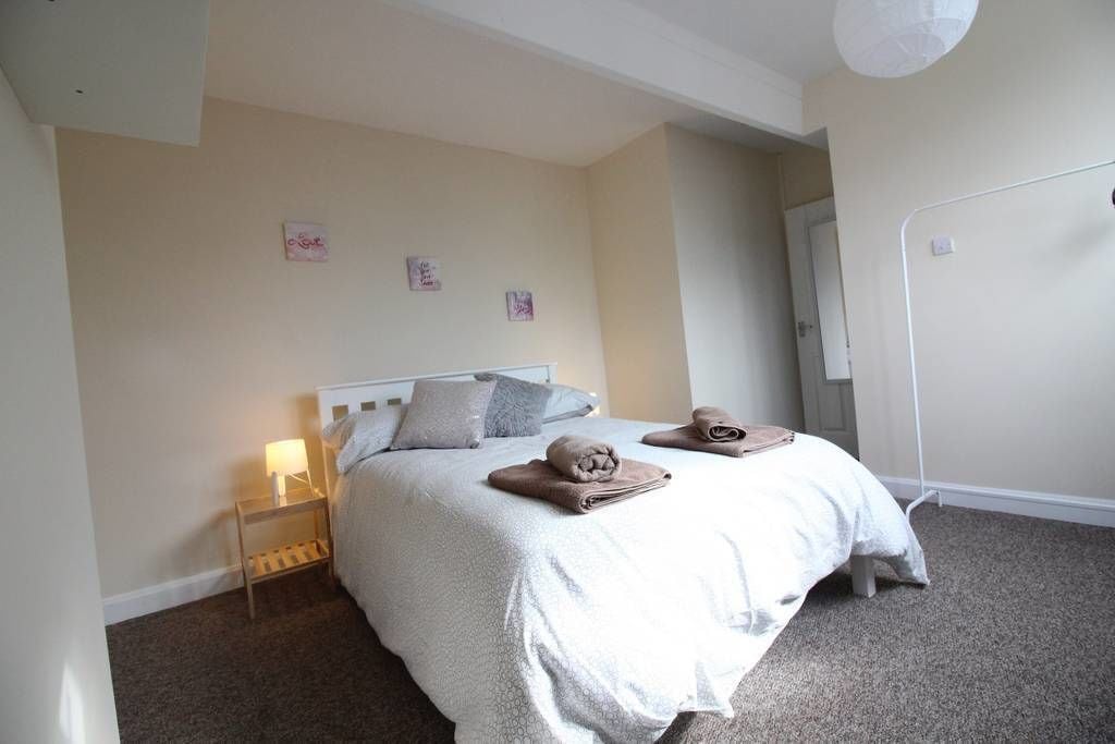 Two Bed Family Home close to Leeds | 2 bedrooms, free WiFi, bed sheets