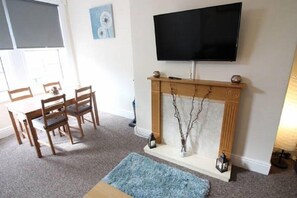 Habitación doble, no fumadores | Zona de estar | Una televisión de pantalla plana