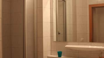 Apartment, Multiple Beds (54) | Bathroom | Shower, towels