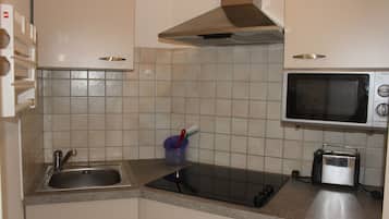 Apartment, Multiple Beds (25) | Private kitchen | Fridge, microwave, oven, stovetop
