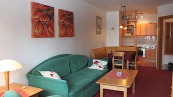 Apartment, Mehrere Betten (54) | Wohnbereich | Flachbildfernseher