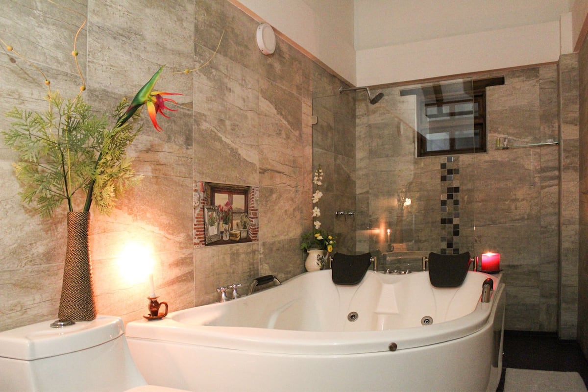 suite, 1 king bed, non smoking | bathroom | free toiletries, hair dryer, towels