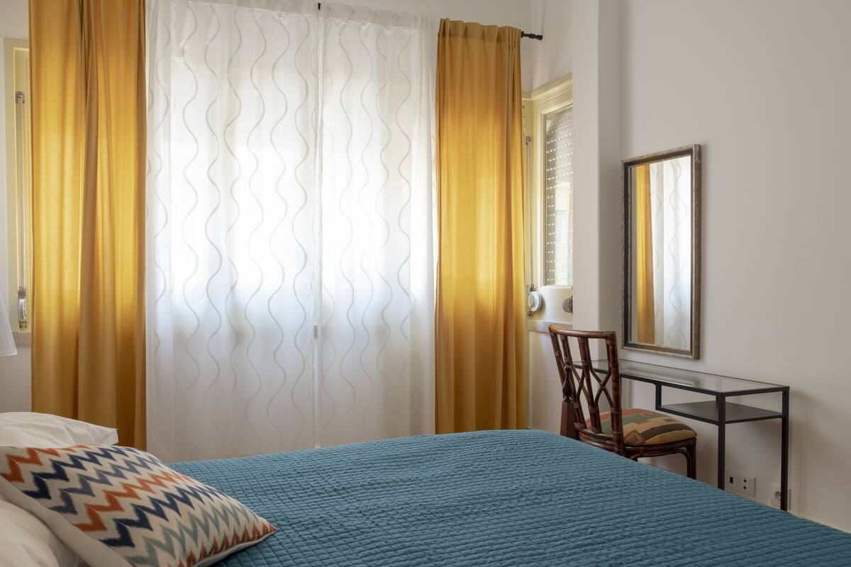 Comfort dubbelrum - delat badrum | Skrivbord, arbetsyta för laptop och mörklÀggningsgardiner