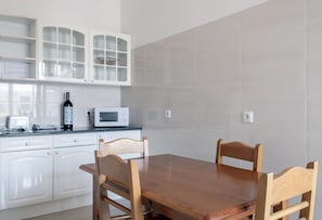Shared fridge, microwave, stovetop, cookware/dishes/utensils - Quartos do Marquês (Lisbon)