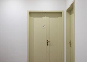 Standard Double Room, Shared Bathroom | Room amenity - Quartos do Marquês (Lisbon)