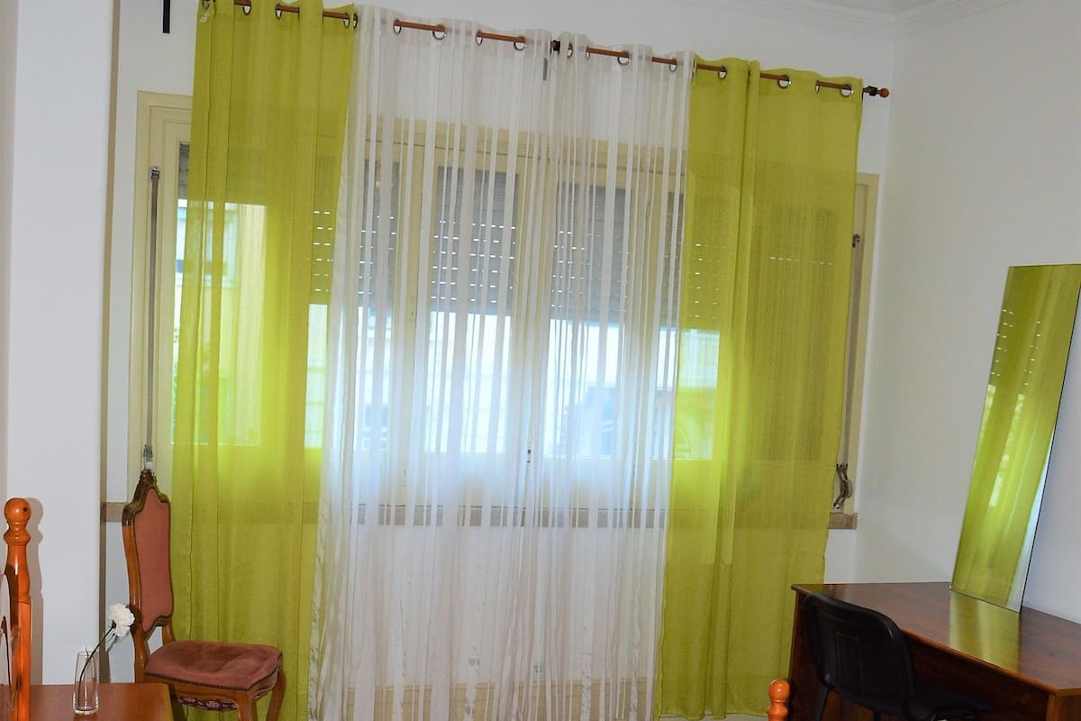 Comfort dubbelrum | Skrivbord, arbetsyta för laptop och mörklÀggningsgardiner