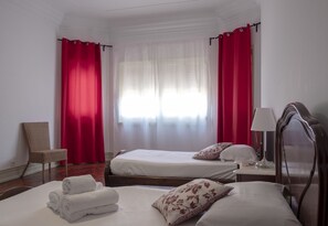 Desk, laptop workspace, blackout curtains, iron/ironing board - Quartos do Marquês (Lisbon)