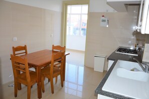 Refrigerador, microondas, placa de cocina, utensilios de cocina