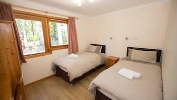 Lodge, 2 Bedrooms (Lochnagar) | Free cots/infant beds, free rollaway beds, free WiFi, bed sheets