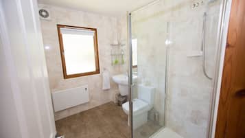 Lodge, 2 Bedrooms (Lochnagar) | Bathroom | Shower, free toiletries, hair dryer, towels