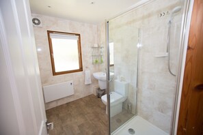 Lodge, 2 Bedrooms (Lochnagar) | Bathroom | Shower, free toiletries, hair dryer, towels