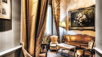 Suite Deluxe, para no fumadores, vista al patio (Marcello Scapucci) | Área de sala de estar | Smart TV de 43 cm con canales digitales y televisión