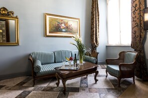 Suite Deluxe, non-fumeur (Suite della Scimmia) | Coin séjour