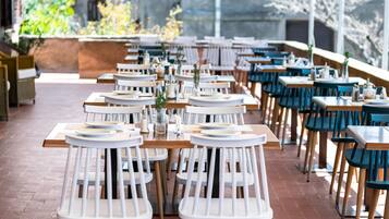 Daily buffet breakfast (EUR 7.5 per person)