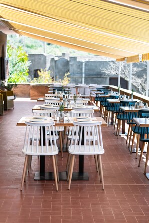 Tägliches Frühstücksbuffet gegen Gebühr