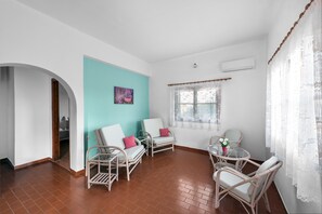 Bungalow familial (Panoramic Sea View) | Salle de séjour | Téléviseur à écran plat de 32 po avec télévision par satellite