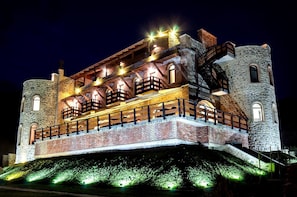 Fachada da propriedade à noite