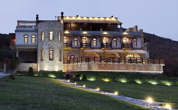 住宿正面 (夜晚)