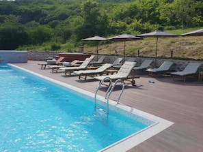 Una piscina al aire libre (de 06:00 a 21:00), sombrillas, tumbonas