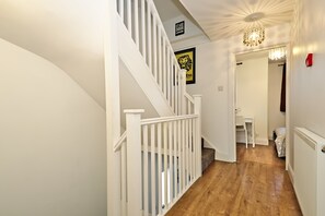 Interior - Harlinger Lodge (London)