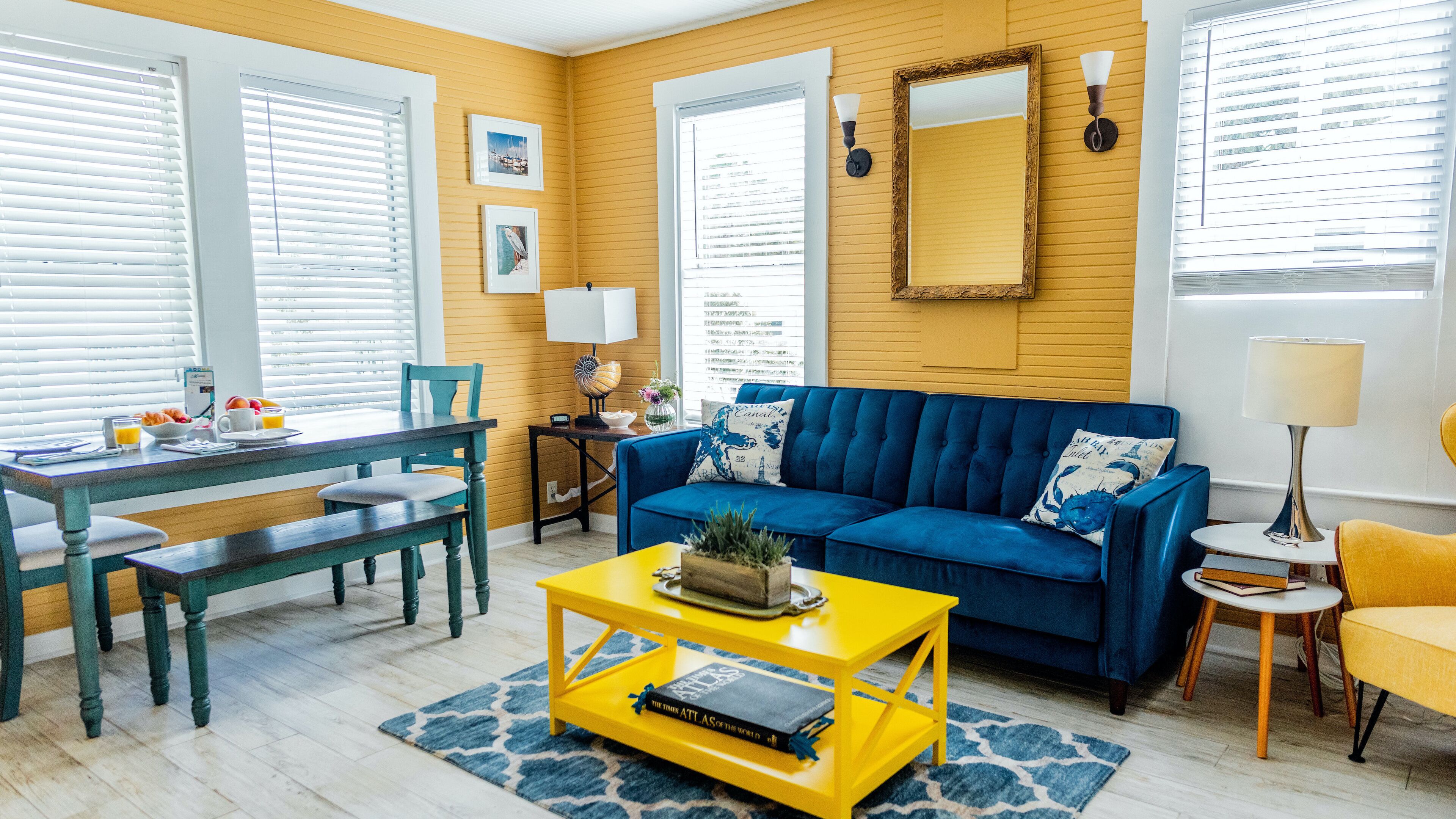 エグゼクティブ アパートメント 2 ベッドルーム | リビング エリア | 32 インチのLED テレビ (ケーブル放送視聴可)、テレビ