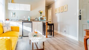 Suite Tradition, 1 très grand lit, coin cuisine, vue jardin | Coin cuisine privé | Réfrigérateur, micro-ondes, cafetière/bouilloire, grille-pain